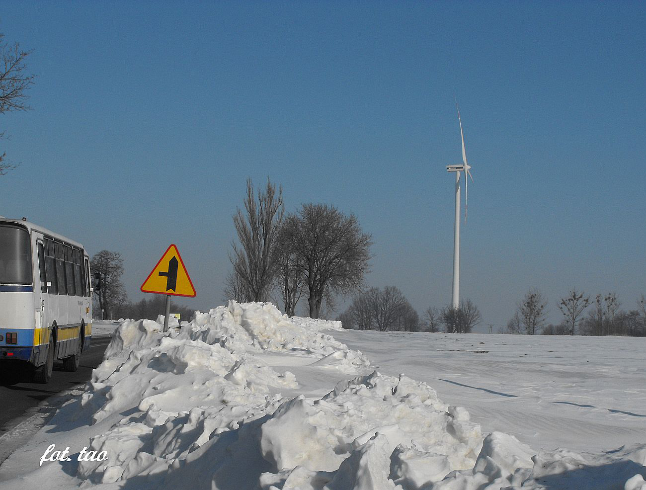 Zaspy niene przy szosie do Sierpca w miejscowoci Bledzewko, 5.02.2014 r.