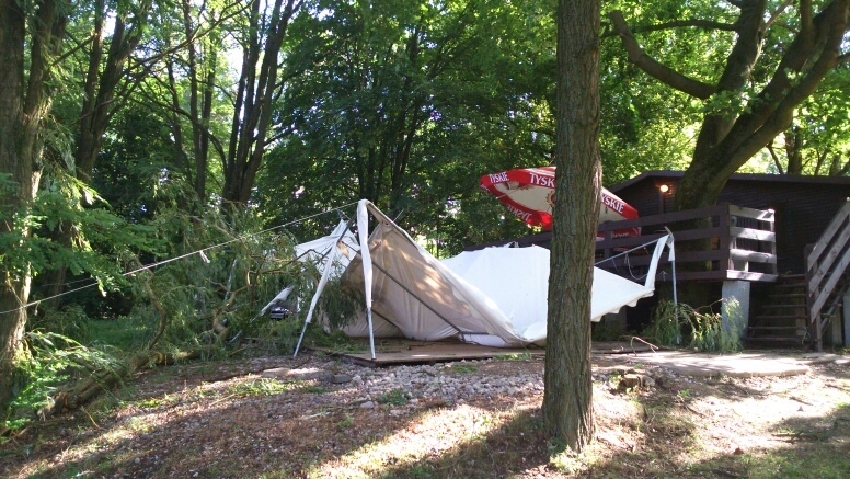 Zniszczenia po niedzielnej burzy w ośrodku wypoczynkowym w Bledzewie