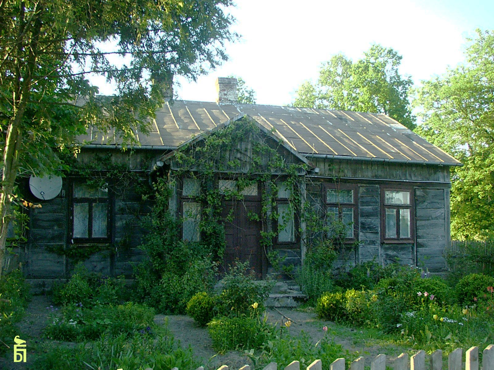 Jeszcze w XX wieku wznoszone budynki nawizyway do stylu dawnych dworkw szlacheckich. Na zdjciu drewniany dom w Boewie.