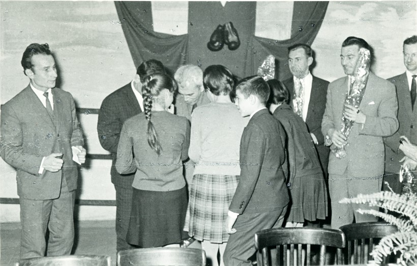 Spotkanie z Kulejem 30 XI 1964 r.<BR>Modzie szkolna wrcza kwiaty gociom. Od lewej: Szoste­k-przewod.  PKKFiT; Kulej; Kraft–v-ce  przew. Warszawskiego Okrgowego Zwizku Bokserskiego; mgr Witold Nowak; Henryk Zatyka; Woszczyk<br> Ze zbiorw TKKF <i>Kubu</i> - udostpnione przez Jakuba Grodzickiego.