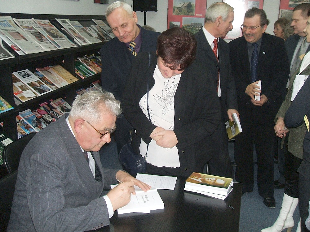 Jan Burakowski w trakcie podpisywania ksiki