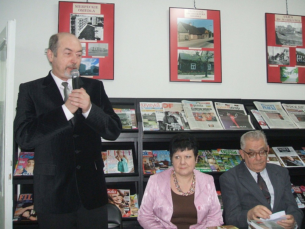 Prezes TPZS Zdzisaw Dumowski, dyrektor MBP Maria Winiewska oraz Jan Burakowski w trakcie promocji ksiki