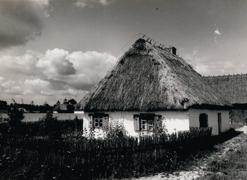 Chałupa z Zawad na terenie sierpeckiego skansenu, 1985 r.