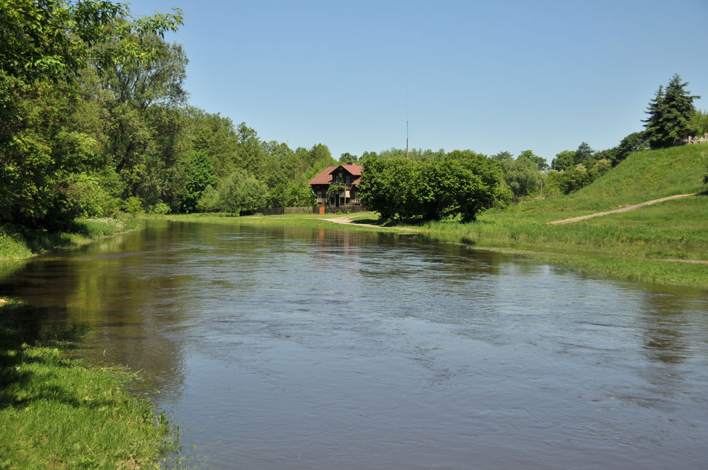 Sierpienica w okolicach cmentarza, prawej i z lewej przejcie zalane, 4.06.2010 r.