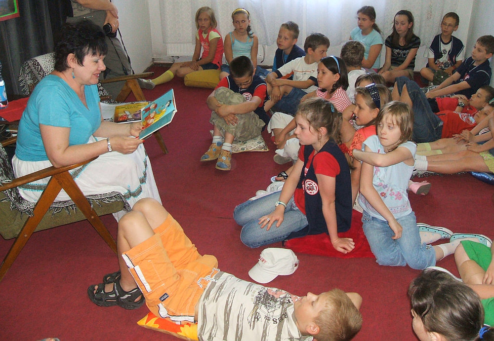 Drugiego dnia wierszyki czytaa dzieciom dyrektor Miejskiej Biblioteki Publicznej Maria Winiewska, 3.06.2008 r.