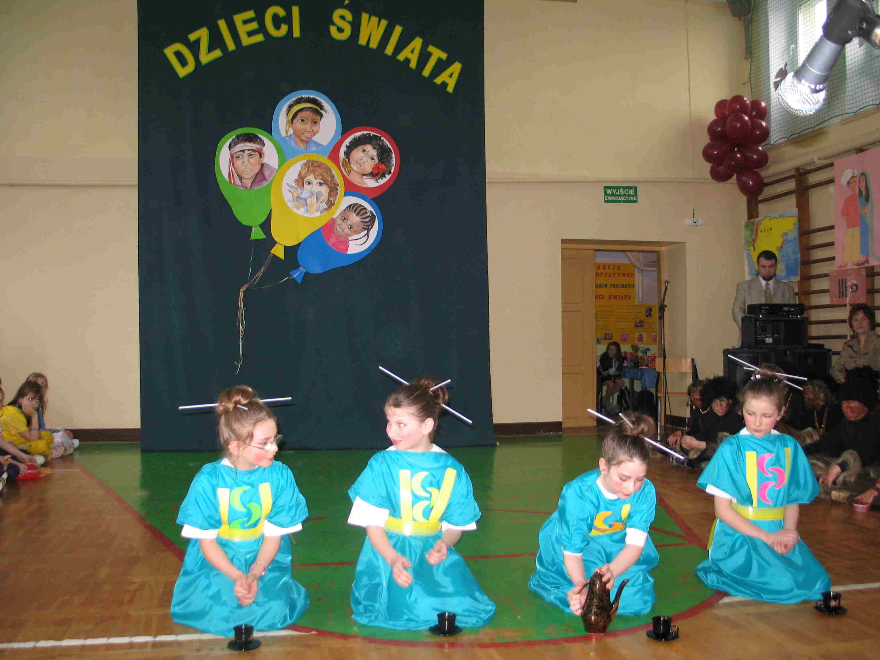 Drobnymi kroczkami wkroczyy z wdzikiem dziewczynki z klasy IIIb pod kierunkiem pani Anny Mazurowskiej, prezentujc sztuk origami oraz rytua parzenia herbaty.