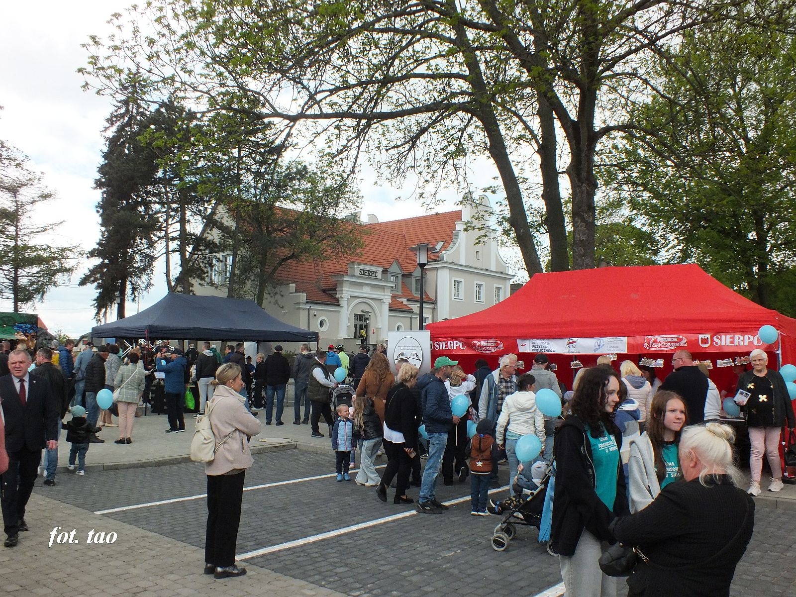 Zaciekawieni mieszkacy czekaj na uroczyste otwarcie dworca kolejowego w Sierpcu. Widok od strony miasta, 4.05.2025 r.