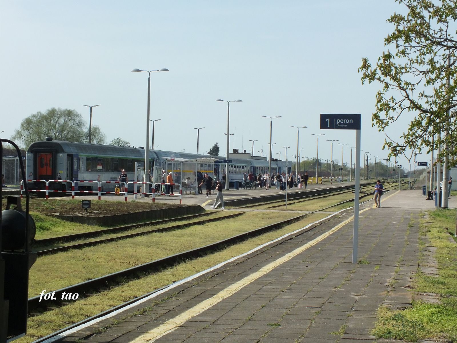 Stacja Sierpc. Codzienne ycie naszej stacji, na fotografii TLK Flisak z Katowic i zadowoleni pasaerowie, bo ten pocig jest zawsze punktualnie, kwiecie 2025 r.
