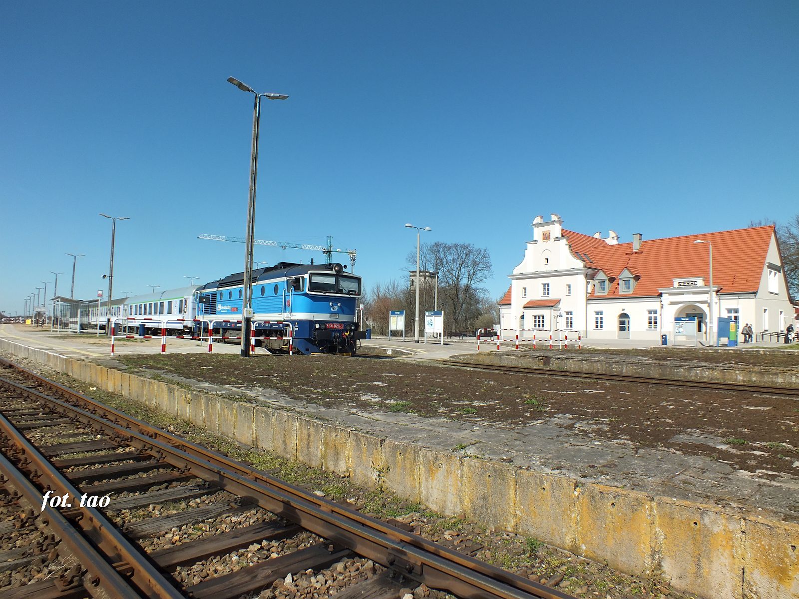 Stacja Sierpc. Dworzec lni w socu jak nowy, pocig te, ale te perony... Najprociej to postawi bariery, a co ze sprztaniem? Popatrzmy na fotografi, przecie to do siebie nie pasuje, kwiecie 2025 r.