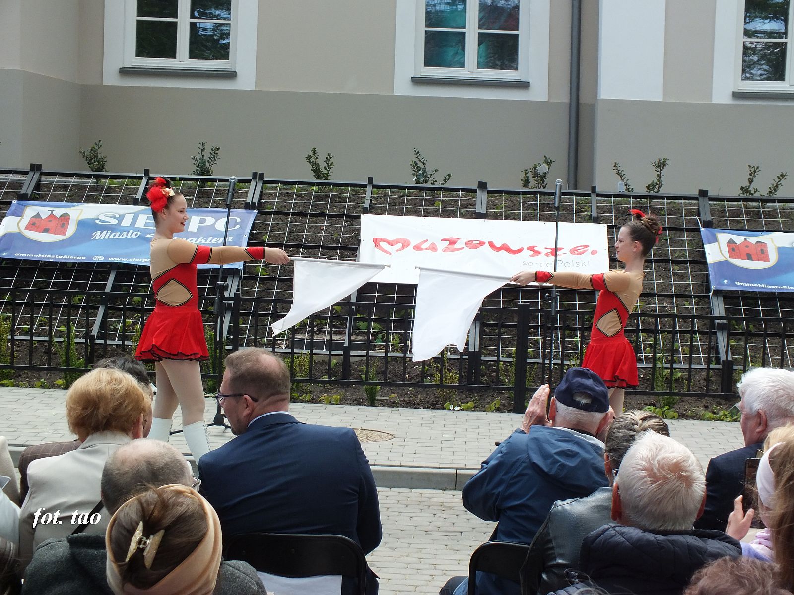 Mode tancerki gotowe do rozpoczcia wystpu podczas uroczystoci otwarcia wyremontowanego  dworca kolejowego w Sierpcu, 4.05.2025 r.