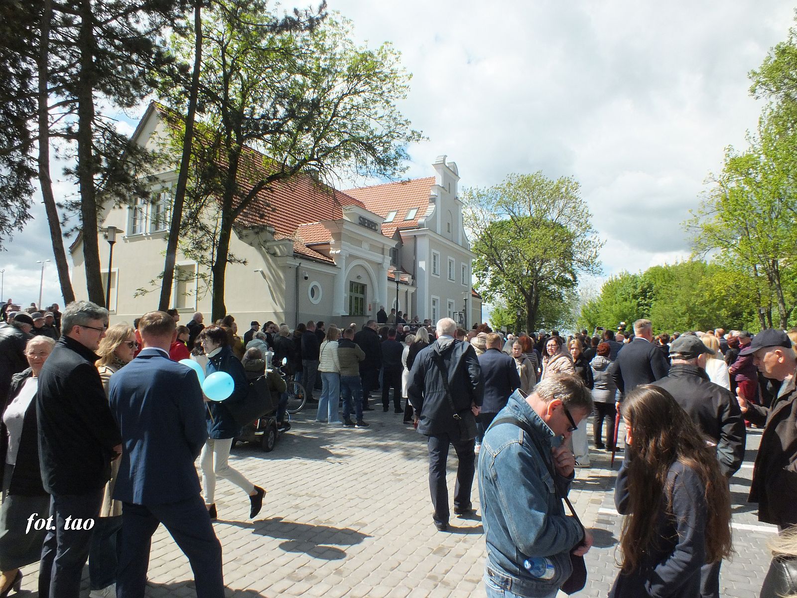 Widok na pikny dworzec od strony miasta. Jak wida po iloci uczestnikw, warto byo odbudowa dworzec, bo jest ciekawym obiektem, nie tylko dla mionikw kolei. Fot. 4.05.2025 r.