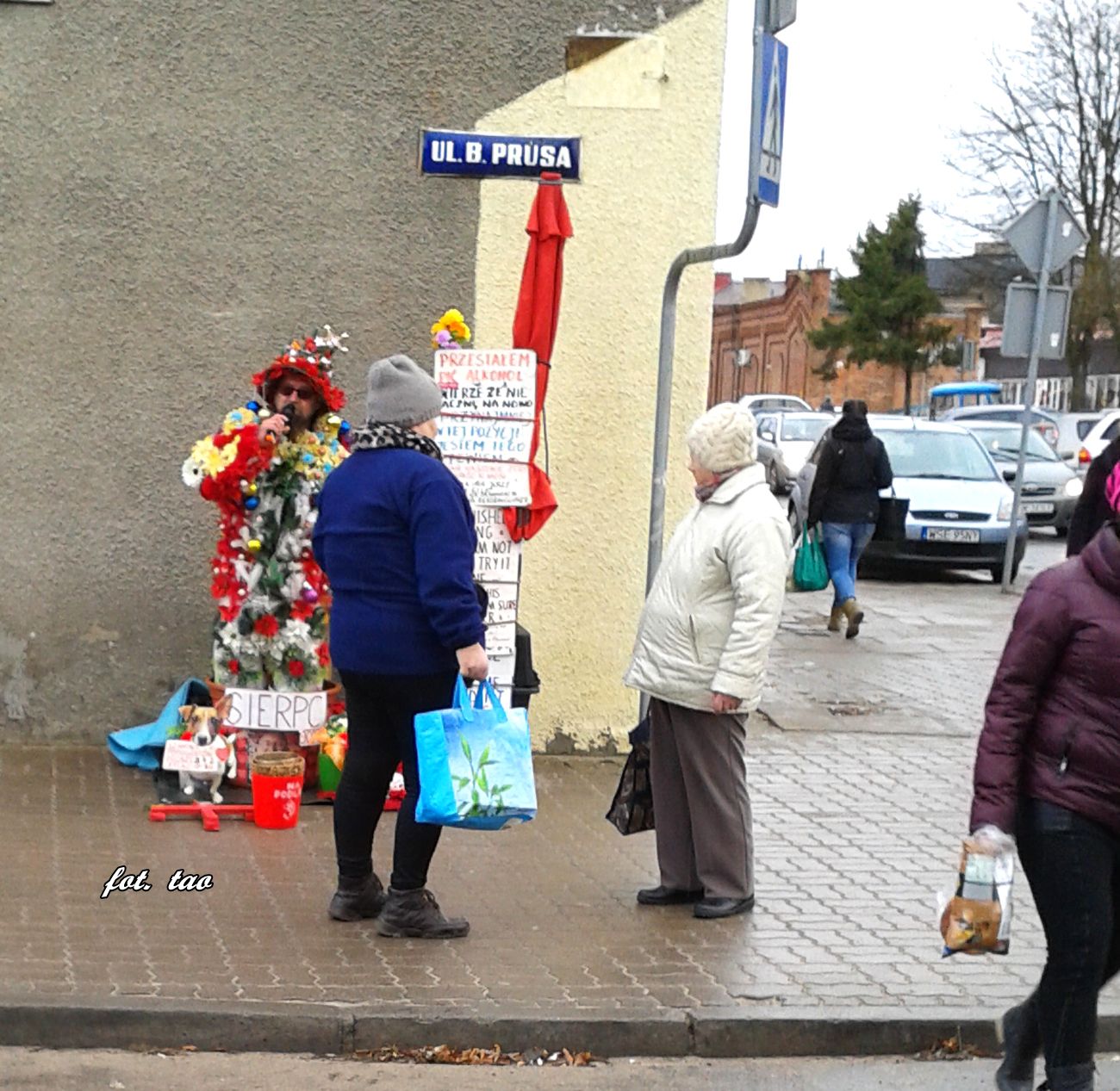 Wtorek, dzie targowy, zawsze duy ruch na rynku przy ul. Prusa, ale kiedy jest deszczowo, jest smutno. Dzi ostatki karnawau i na rynku bawi kupujcych 