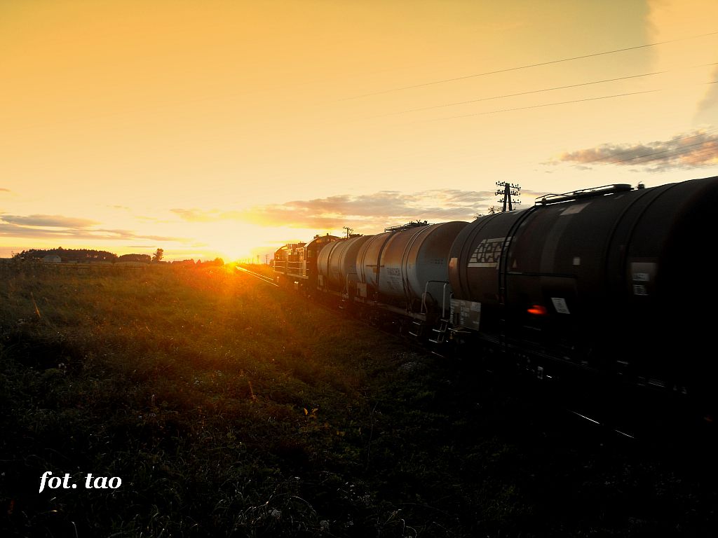 Kolejowe przewozy. Lokomotywy w zachodzcym socu w drodze do Torunia. Suocin Towarzystwo, 5.09.2010 r.