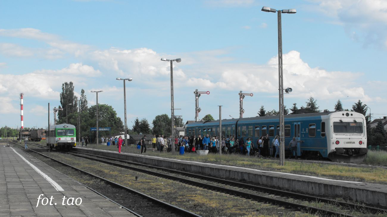 Stacja Sierpc. Pocig z Torunia koczy bieg, ale w powrotnym kierunku ma do zabrania znaczn ilo pasaerw, 27.05.2012 r.