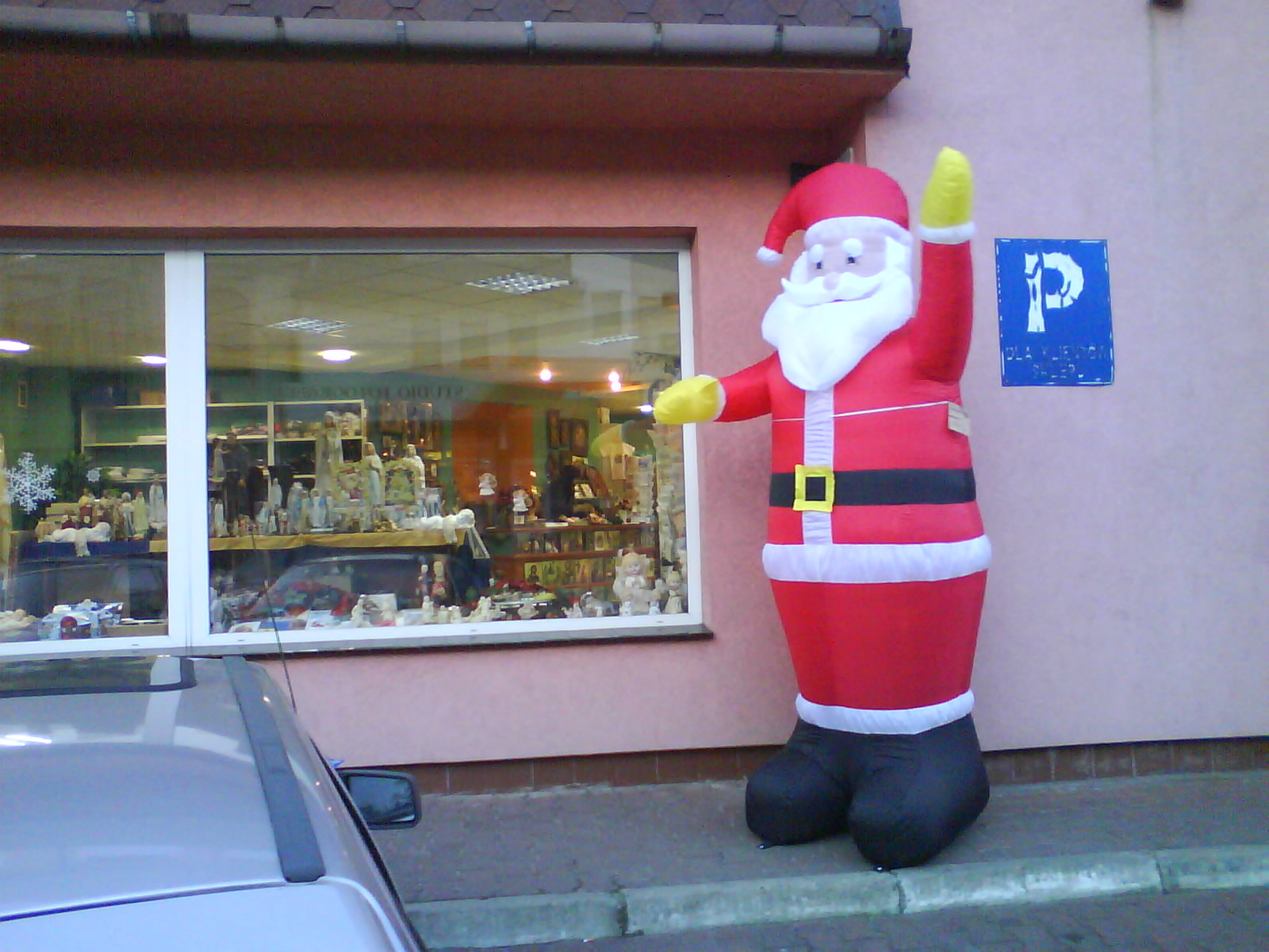 Pozdrowienia od MIKOAJA stojcego przy sklepie z dewocjonaliami przy ulicy Narutowicza - WESOYCH WIT!!!, 2008 r.