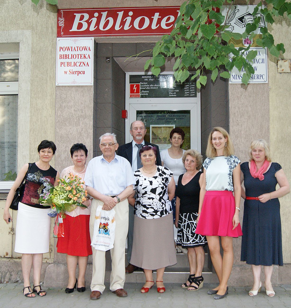 Wsplne zdjcie dyrektora Jana Burakowskiego przed gmachem Biblioteki Miejskiej z pracownikami ksinicy.