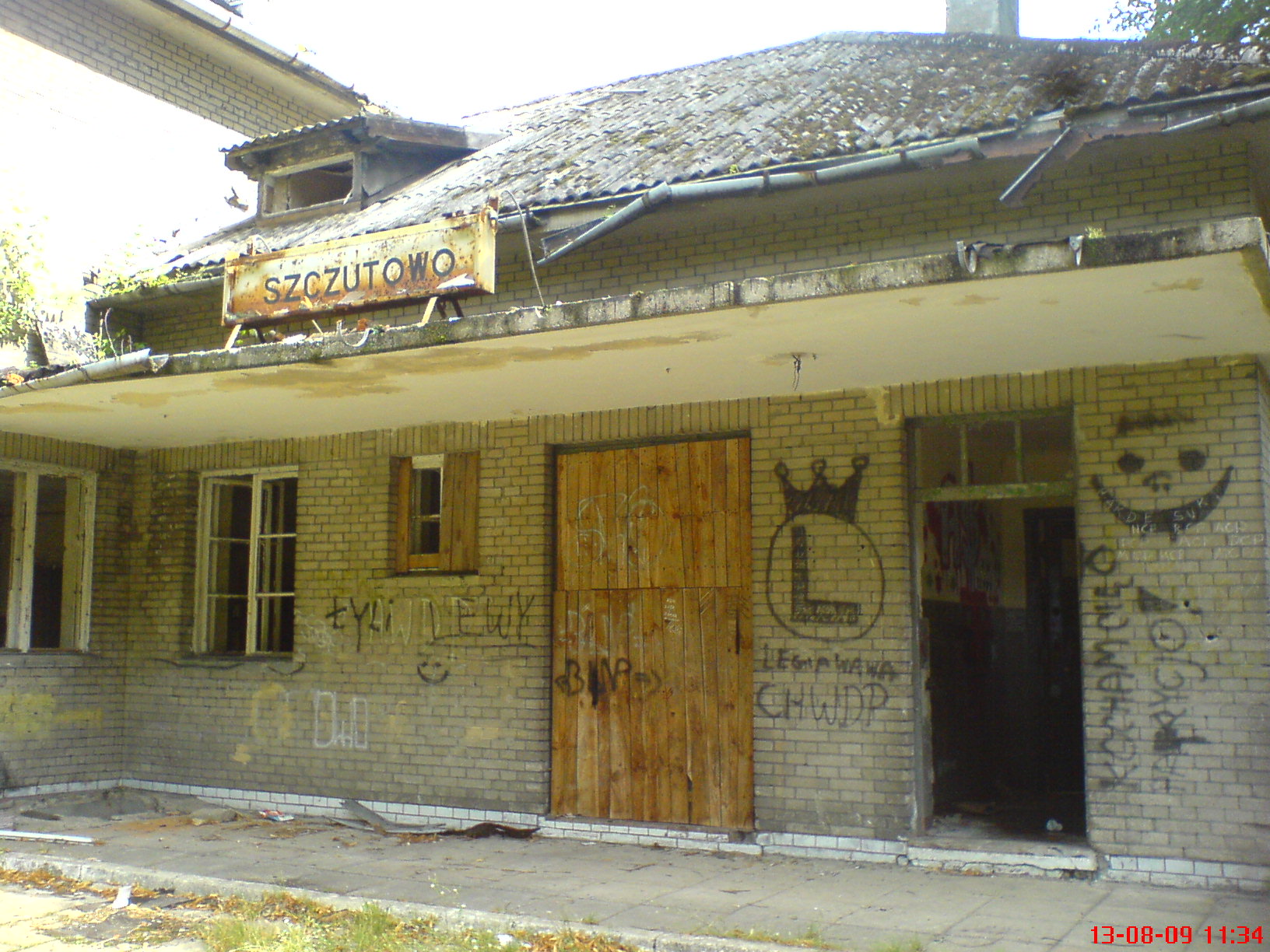 Stacja Szczutowo, wejcie od strony torw, 13.08.2009 r.