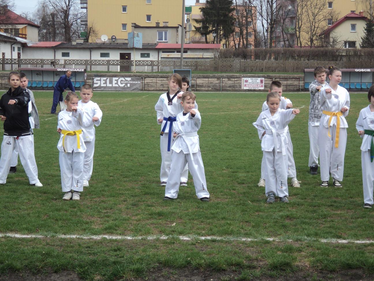 Motoserce 2013. Pokaz Klubu Sportowego Taekyon - rozgrzewka.