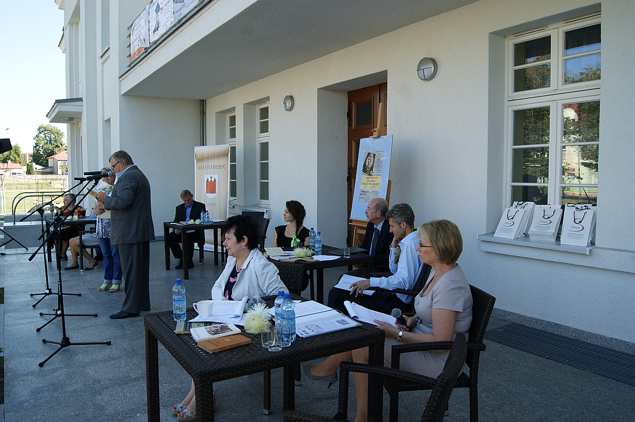 Sierpeckie Narodowe Czytanie Fredry przygotowane przez Bibliotek Miejsk, CKiSz, przy honorowym udziale burmistrza Sierpca, odbyo si w Centrum Kultury i Sztuki na tarasie przylegajcym do starej czci budynku, specjalnie zaaranowanym na t wyjtkow okazj.