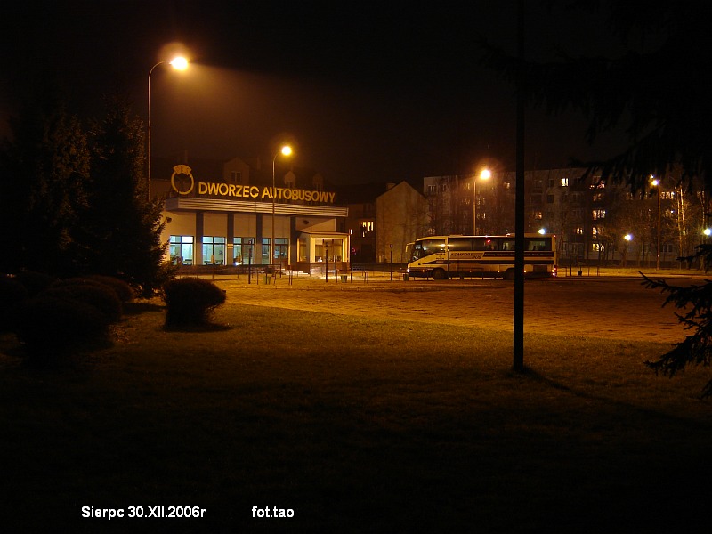 Dworzec autobusowy noc.