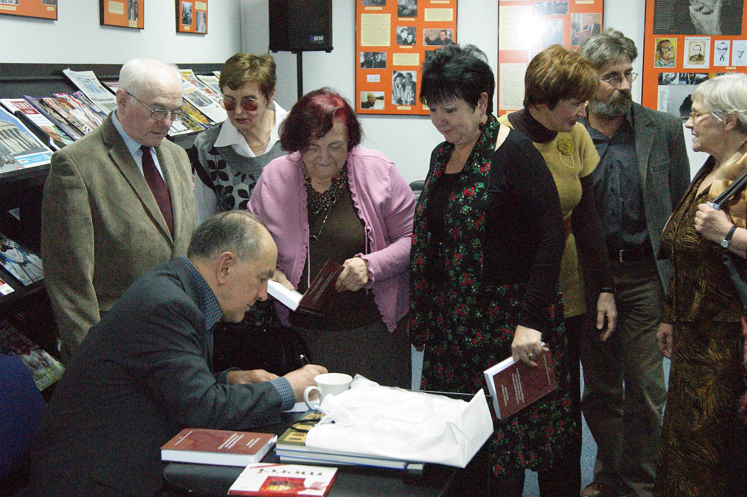 Kolejka po autografy podczas spotkania autorskiego i promocji ksiki Kazimierza T. Kunkowskiego. Biblioteka Miejska, 27.10.2011 r.