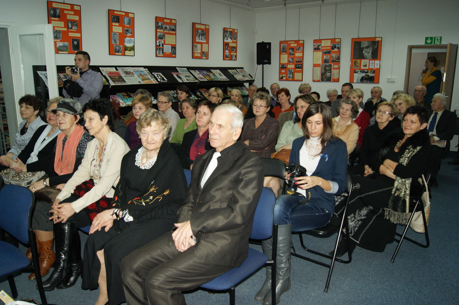 Gocie spotkania autorskiego z Waldemarem Smaszczem w Bibliotece Miejskiej, 24.11.2011 r.