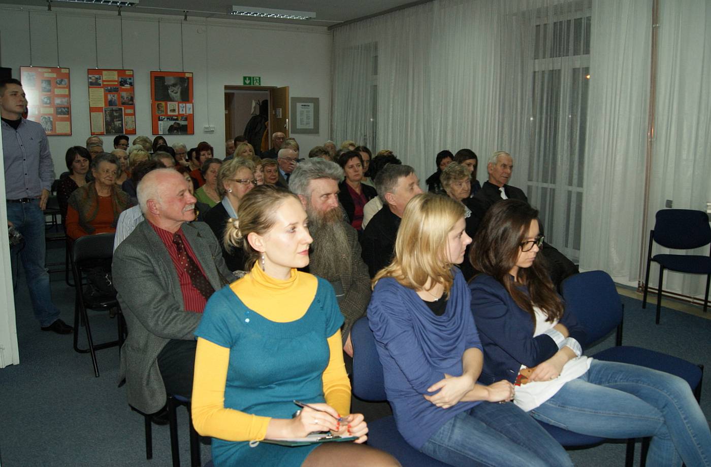 Gocie spotkania autorskiego z Waldemarem Smaszczem w Bibliotece Miejskiej, 24.11.2011 r.