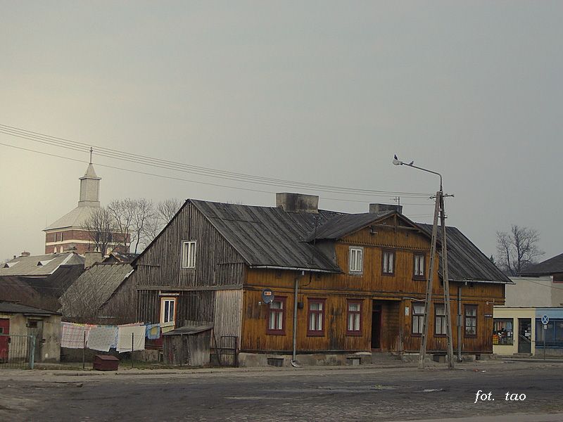 Drewniany dom na rogu ulic Okrzei i Ksicia Wacawa