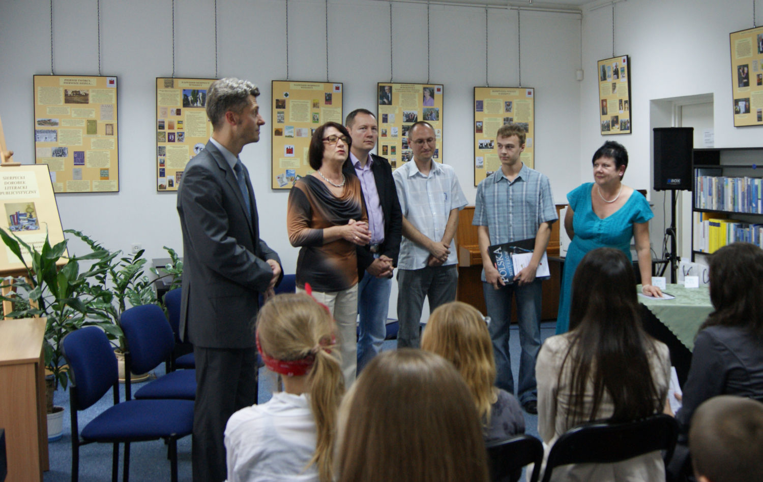 Laureat pierwszego miejsca w kat. szkoy rednie (proza) Marcin Buczyski wraz z jurorami i organizatorami konkursu, 14.06.2012 r.