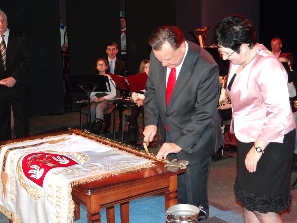 Marszaek Adam Struzik w trakcie wbijania gwodzia do sztandaru. Na zdjciu z Naczelnik Urzdu Skarbowego w Sierpcu Henryk Piekarsk, 20.02.2013 r.