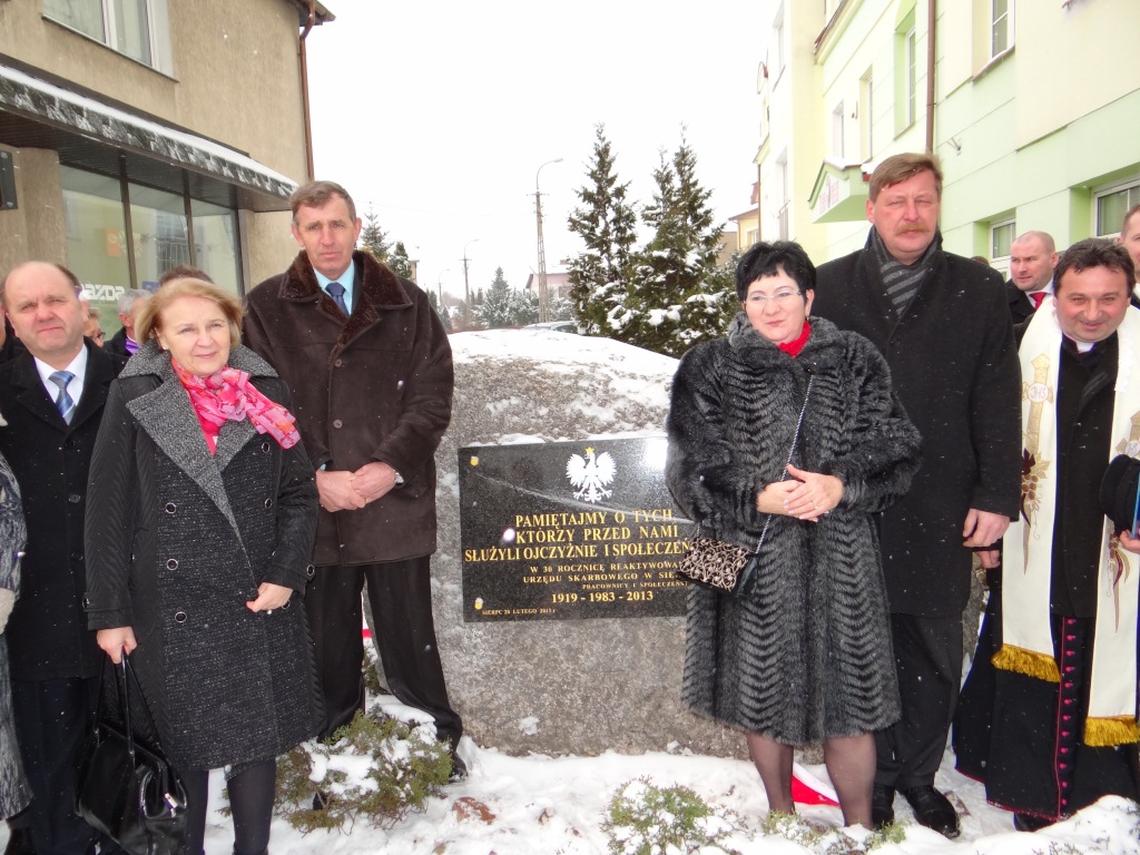 Nowo odsonity pomnik a przy nim m.in. Naczelnik Urzdu Skarbowego w Sierpcu Henryka Piekarska, 20.02.2013 r.