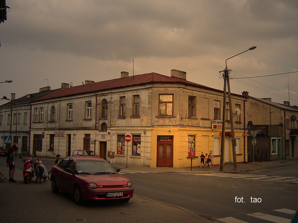 Sierpc wieczorem. W tej kamienicy na rogu ulicy Biskupa Floriana i Placu Chopina dawno, dawno temu bya restauracja, wrzesie 2008 r.