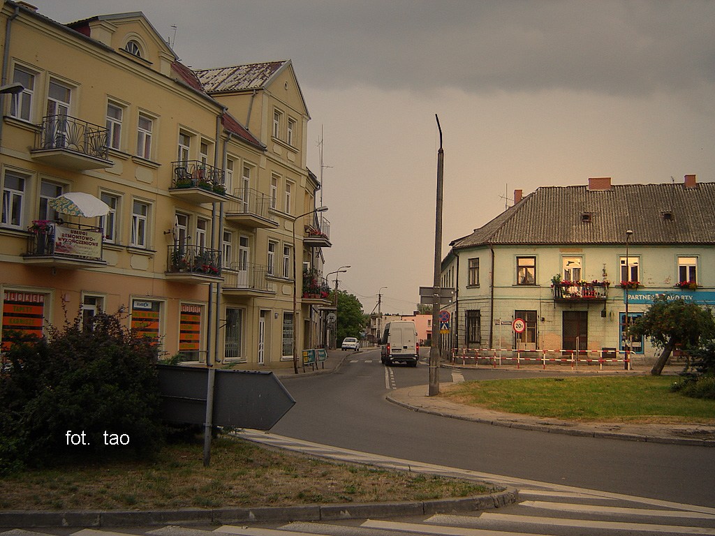 Sierpc wieczorem. Stary Rynek. Widok z Placu Kardynaa Wyszyskiego na wjazd na ulic 11 Listopada, wrzesie 2008 r.