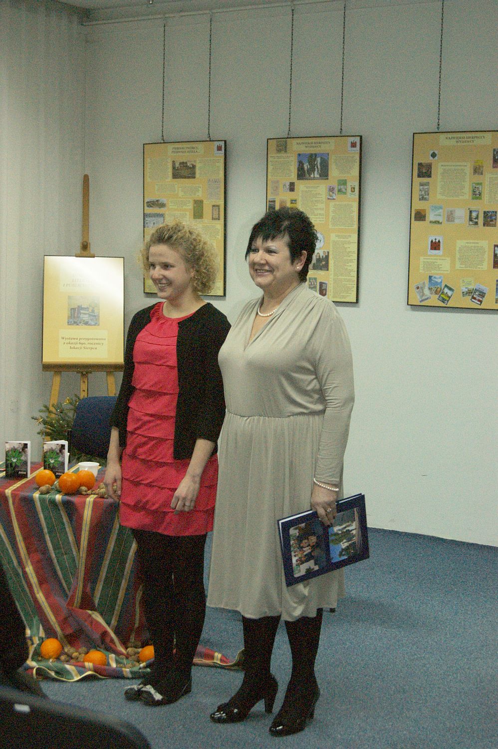 Powitania Aleksandry Penszyskiej i zgromadzonych w Bibliotece goci dokonaa dyrektor Biblioteki Maria Winiewska, 13.12.2012 r.