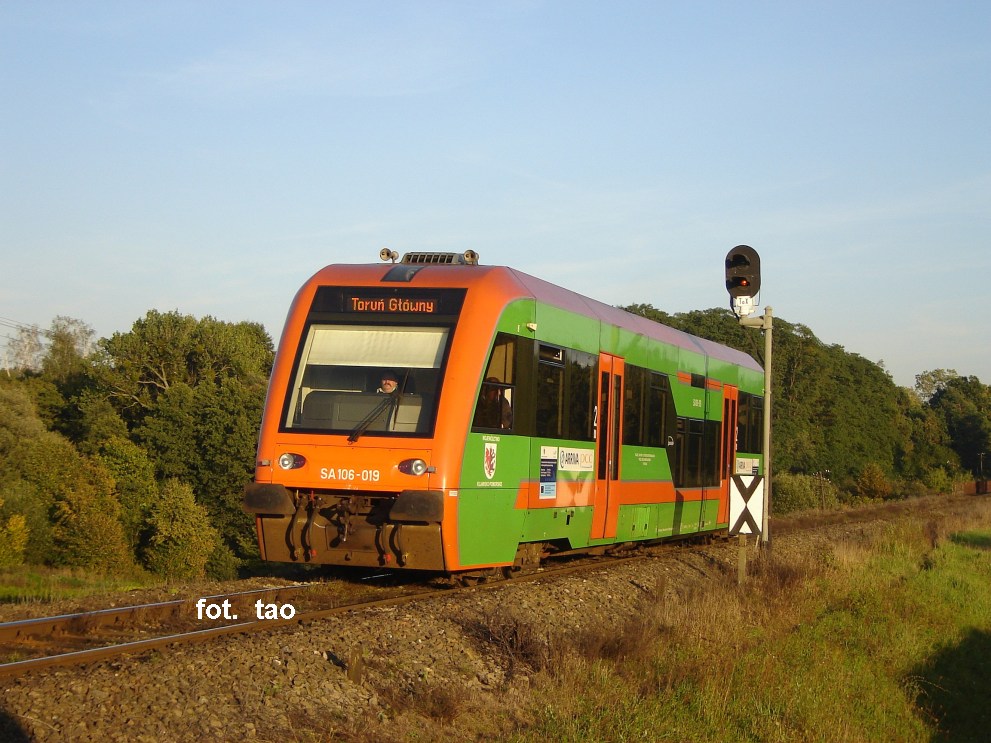 Mieszczk, wrzesie 2008 r.ARRIVA do Torunia. Na tym odcinku pocig osiga prdko ok.10km/godz., przyczyn jest fatalny stan torowiska.