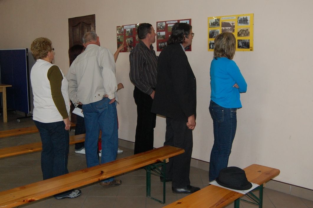 Po projekcji filmowej gocie pokazu ogldali okolicznociow  wystaw, 17.09.2011 r.