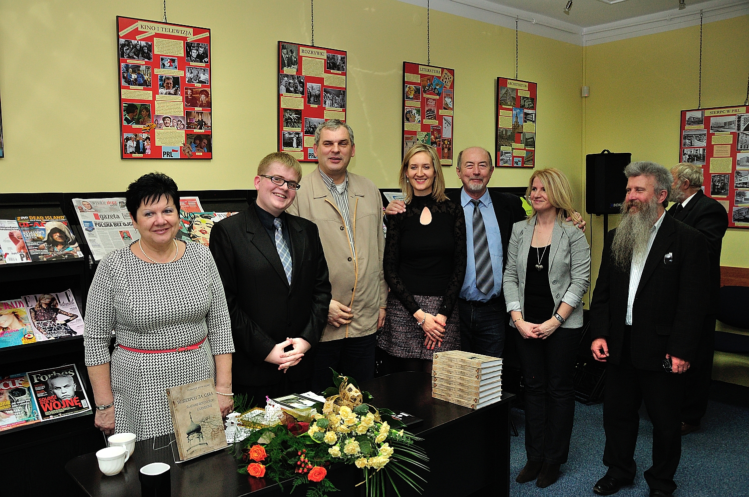 Pamitkowe zdjcie przyjaci i bliskich Tomasza Kowalskiego, od lewej: Maria Winiewska, Tomasz Kowalski, Aleksander Sosna, Magdalena Staniszewska, Zdzisaw Dumowski, Mama Tomasza - Elbieta Kowalska, Pawe Bogdan Gsiorowski.