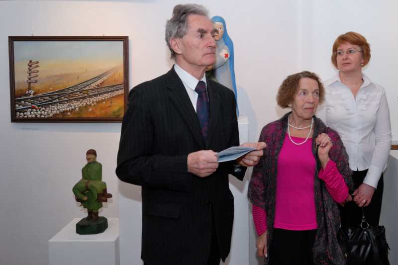 Komisarz wystawy Marian Pokropek w trakcie omawiania ekspozycji.