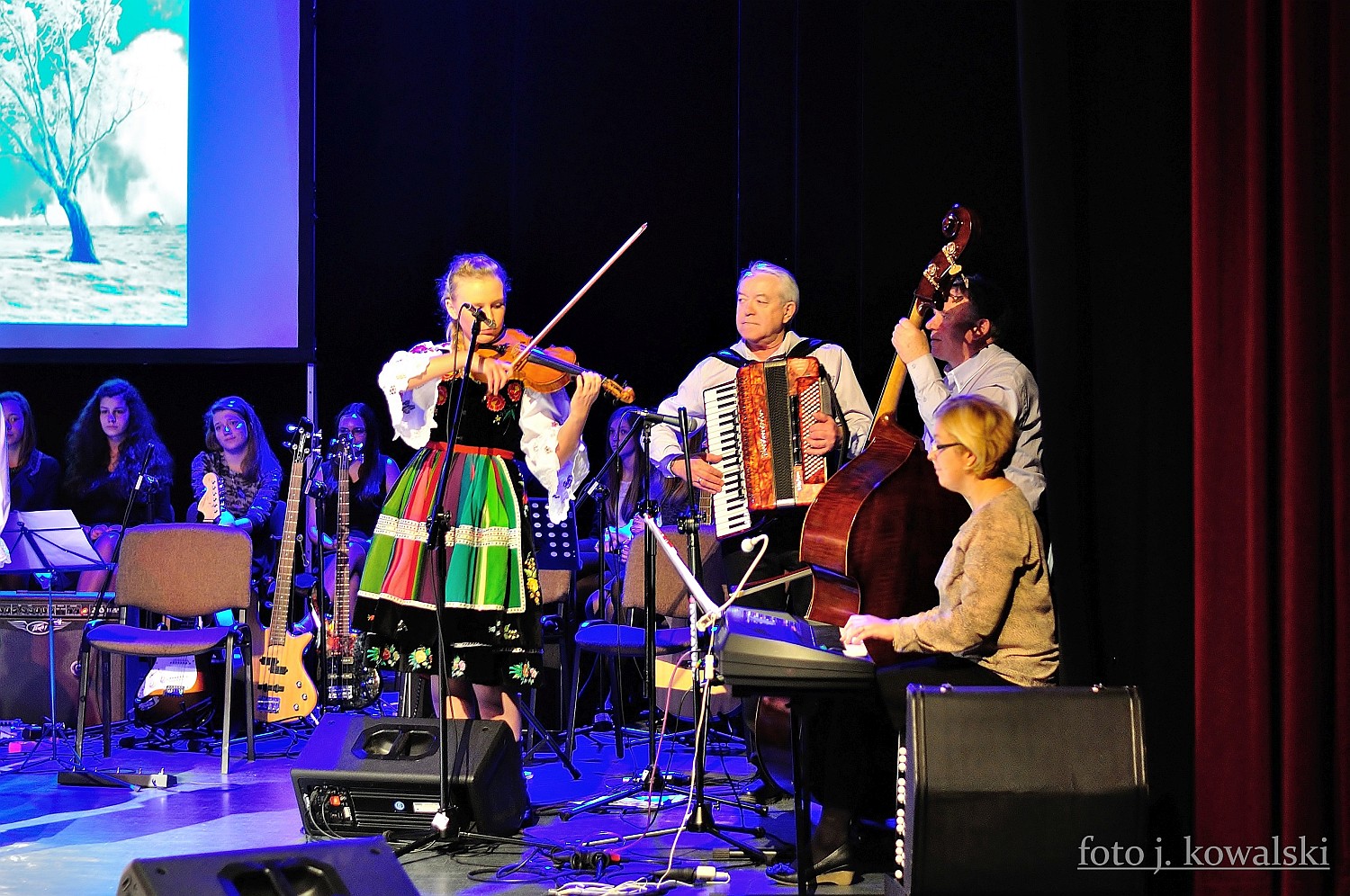 Kapela LZA Kasztelanka: Andrzej Wojciechowski - kontrabas, Krzysztof Pajk - akordeon, Aleksandra Szablewska - skrzypce i Dorota Nawrocka - akordeon i instrumenty klawiszowe