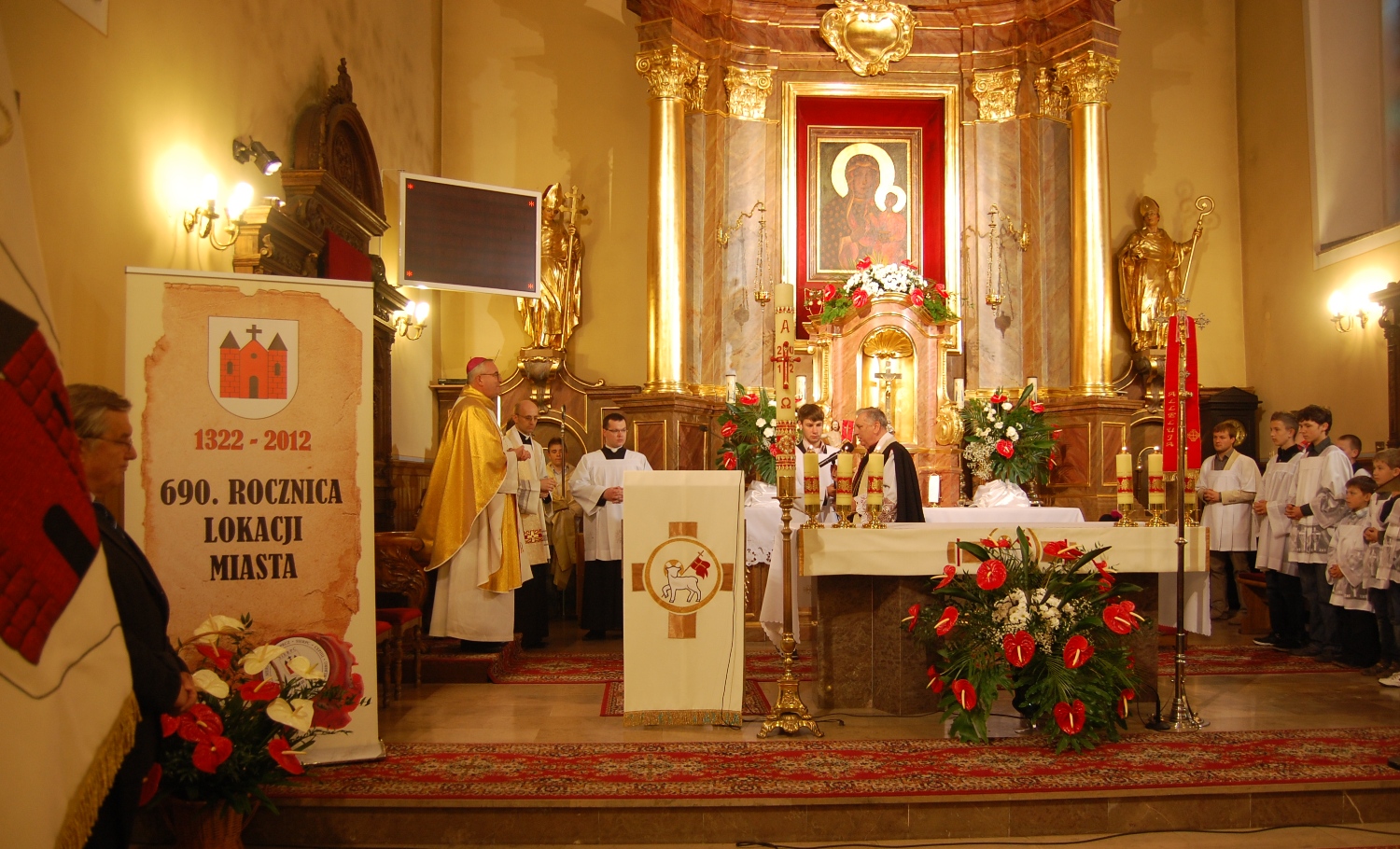 Msza w intencji miasta, ktr celebrowa zacny sierpczanin, biskup Piotr Jarecki, w asycie z ksidzem dziekanem Andrzejem Wickowskim, koci farny 13.05.2012 r.