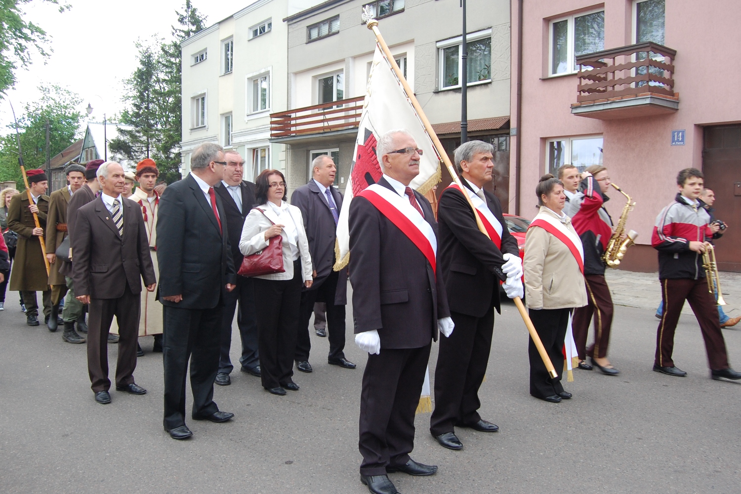 Po naboestwie uformowa si pochd, ktry przemaszerowa ulicami miasta do Centrum Kultury i Sztuki na dalsz cz oficjalnych uroczystoci. W przemarszu przewodzia Miejska Modzieowa Orkiestra OSP, wadze miasta oraz modzie z Nieformalnej Grupy Ultima Thule w strojach powstacw listopadowych, 13.05.2012 r.