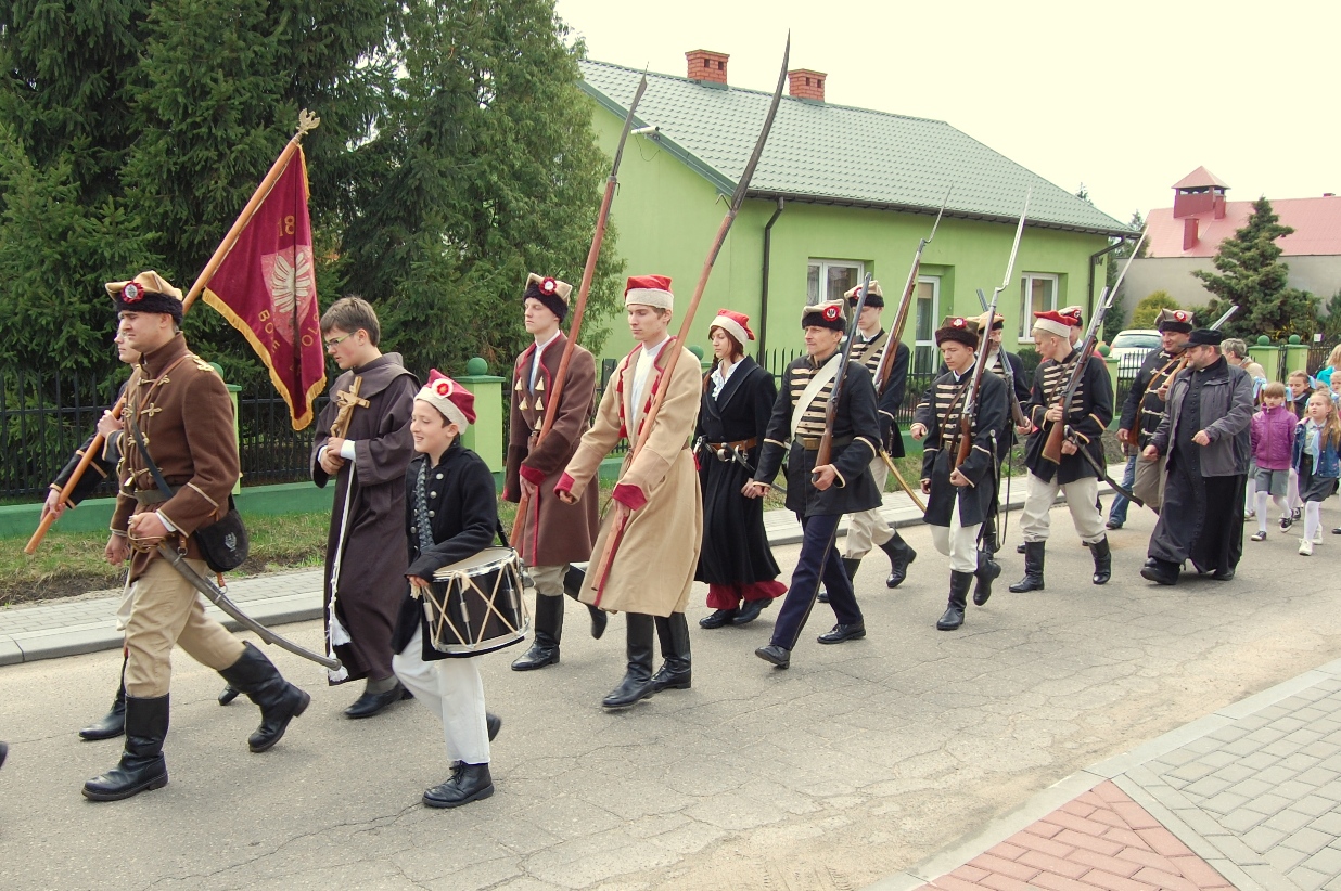 Przemarsz na cmentarz w Ligowie. Na zdjciu mochowska Parafialna Grupa Rekonstrukcji Historycznej 