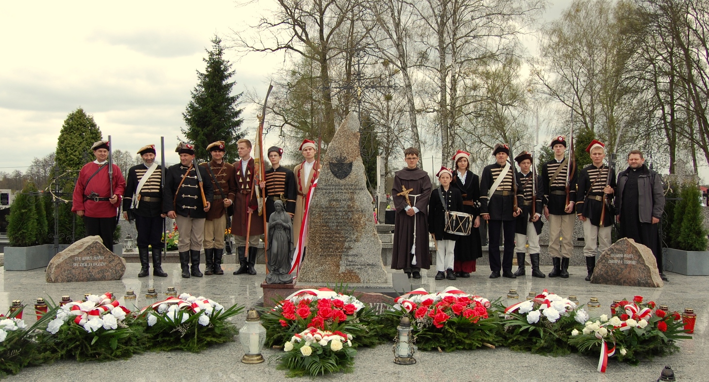 Ksidz Grzegorz Mierzejewski, proboszcz z Mochowa wraz ze swoj Parafialn Grup Rekonstrukcji Historycznej 