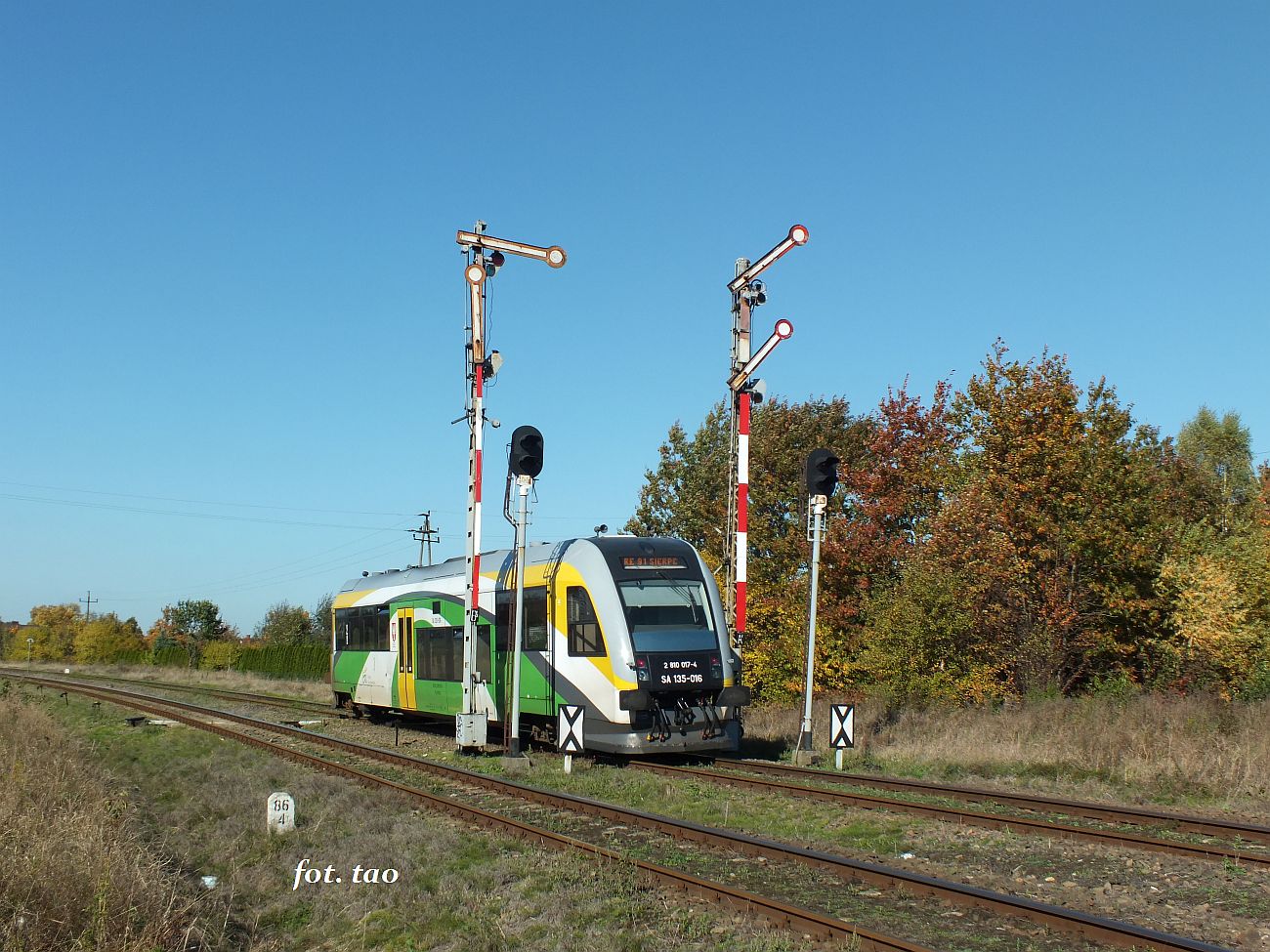 Szynobus Kolei Mazowieckich min semafor wjazdowy i za kilka chwil zatrzyma si w peronach naszej stacji, 7.10.2022 r.