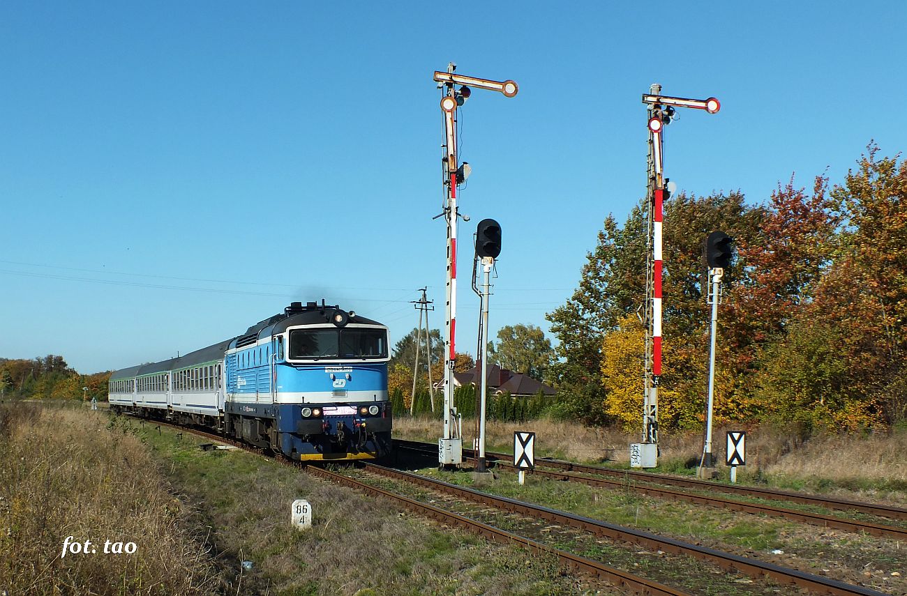 Wrześniowe prace remontowe w okolicy Brodnicy uniemożliwiały poruszanie się pociągom z Brodnicy do Płocka. Jak widać na zdjęciu TLK Flisak relacji Gdynia- Katowice powrócił na szybki tor. Fot. 7.10.2022 r.