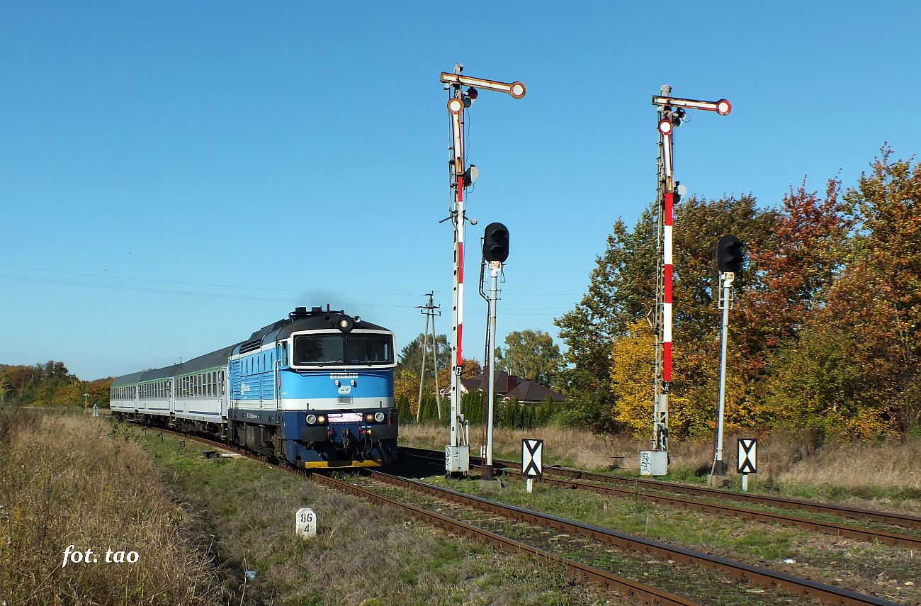 Wrzeniowe prace remontowe w okolicy Brodnicy uniemoliwiay poruszanie si pocigom z Brodnicy do Pocka. Jak wida na zdjciu TLK Flisak relacji Gdynia- Katowice powrci na szybki tor. Fot. 7.10.2022 r.