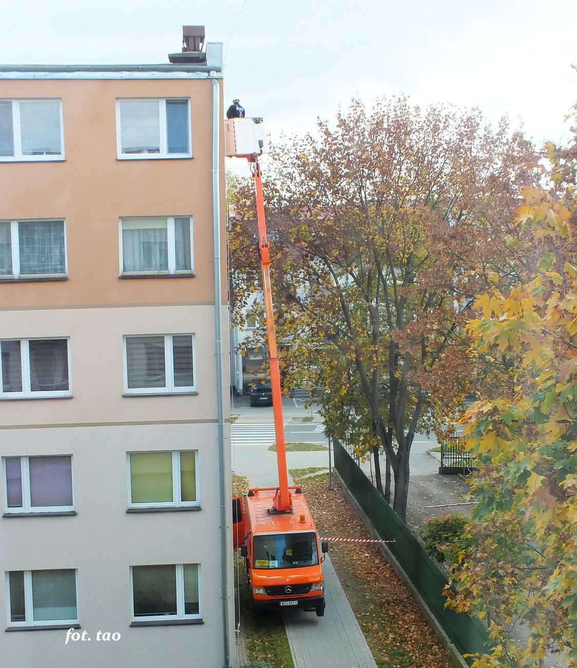 Zblia si zima. Na fotografii ekipa techniczna dokonuje przegldu okresowego blokw przy ul. Narutowicza, listopad 2022 r.