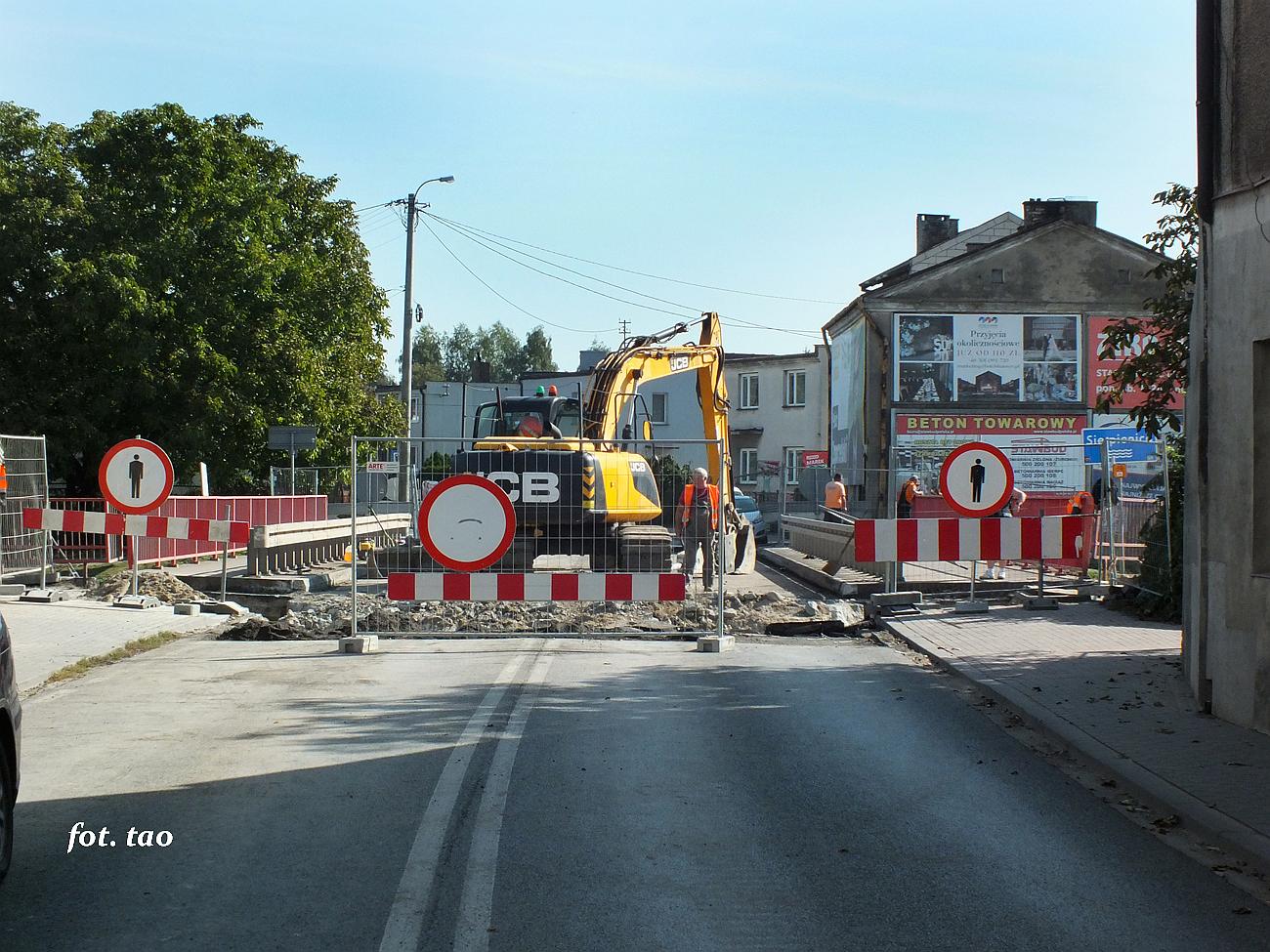 Maszyny rozbirkowe na mocie nad Sierpienic, ulica 11 Listopada, 29.09.2023 r.