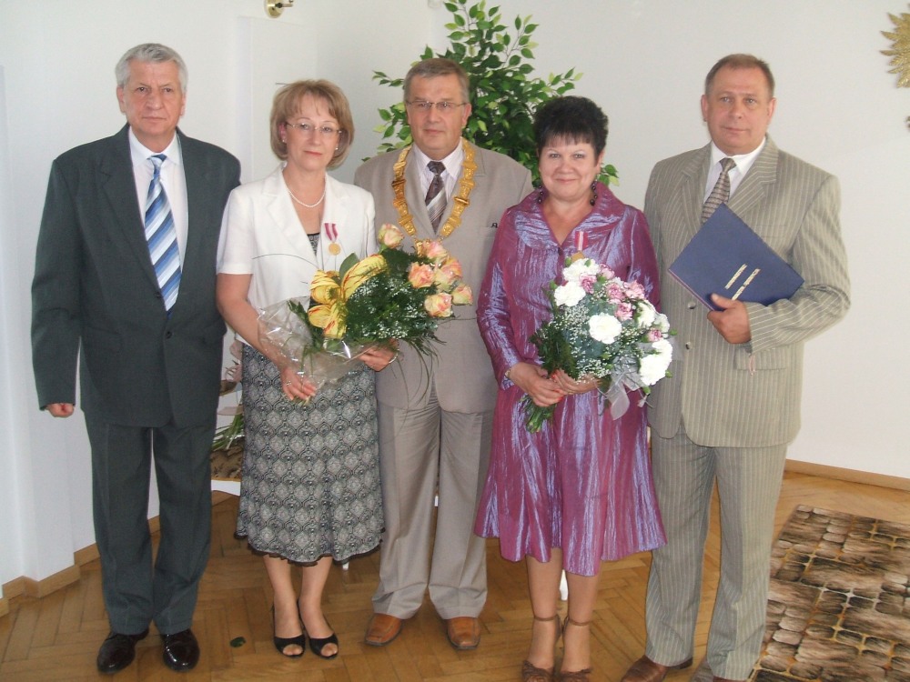 Maria Wiśniewska i Ewa Wysocka z Przewodniczącym  Rady Miejskiej i burmistrzami