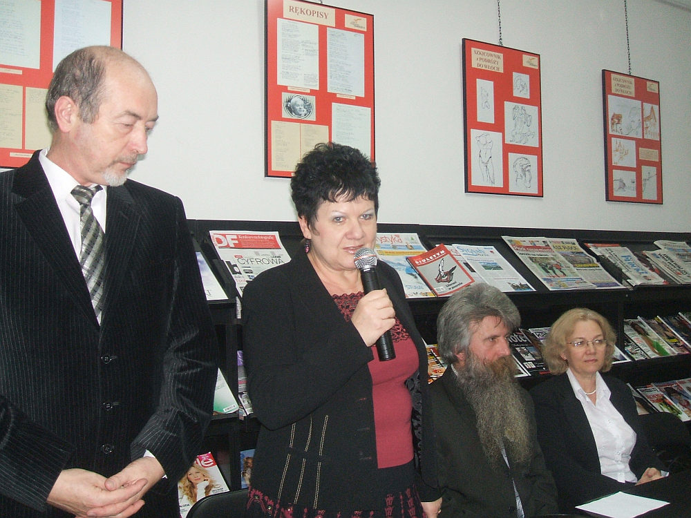 Pocztek promocji. Goci witaj dyrektor Biblioteki Maria Winiewska i prezes Towarzystwa Przyjaci Ziemi Sierpeckiej Zdzisaw Dumowski.
